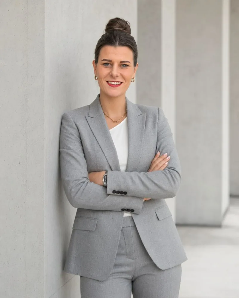 Sophia Gessler im grauen Hosenanzug